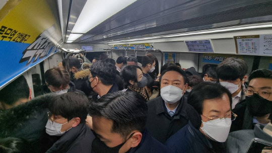 지난 1월7일 오전 윤석열 국민의힘 대선후보가 시민들과 함께 서울 지하철 9호선을 타고 국민의힘 당사와 국회가 있는 국회의사당역 방향으로 출근하고 있다. <국민의힘 중앙선거대책본부 제공>